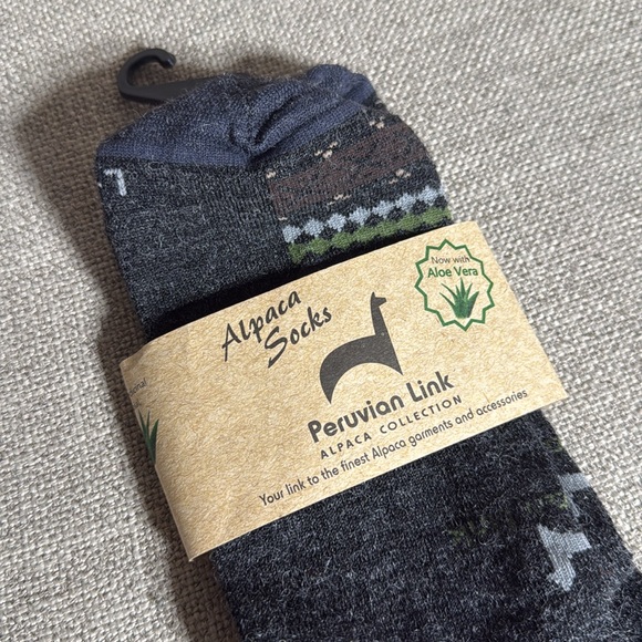 Peruvian Link Bundle - Alpaca Mother Pearl Button Cap & Socks - Picture 9 of 9